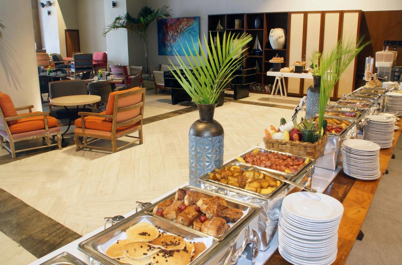 Royal Villas Resort Mazatlán Exterior foto A buffet at a hotel