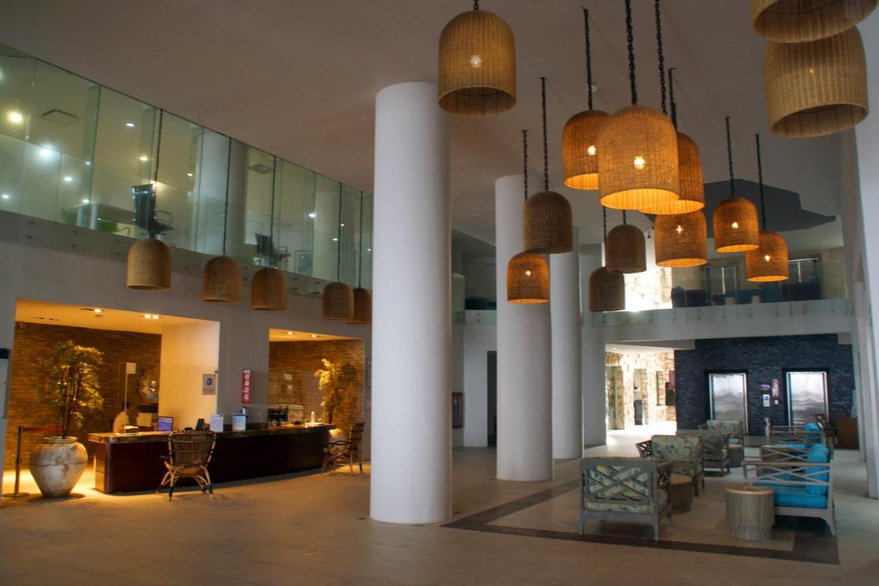 Royal Villas Resort Mazatlán Exterior foto The lobby of the hotel