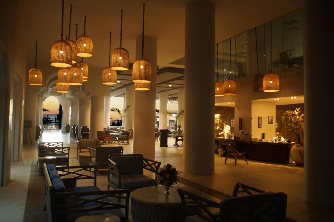 Royal Villas Resort Mazatlán Exterior foto The lobby of the hotel