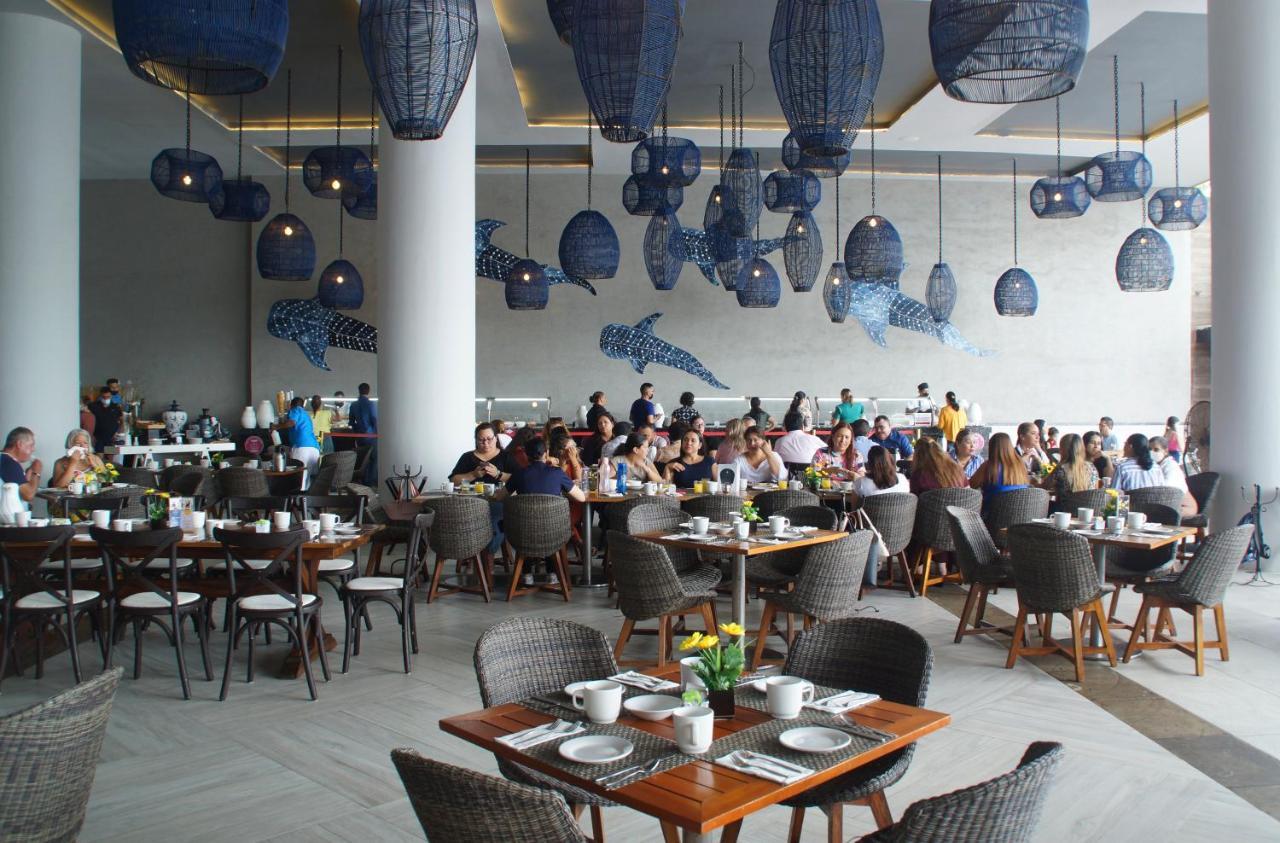 Royal Villas Resort Mazatlán Exterior foto The restaurant at the 1018