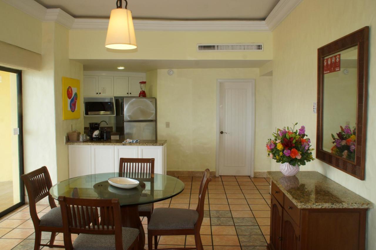Royal Villas Resort Mazatlán Exterior foto A typical kitchen in a hotel