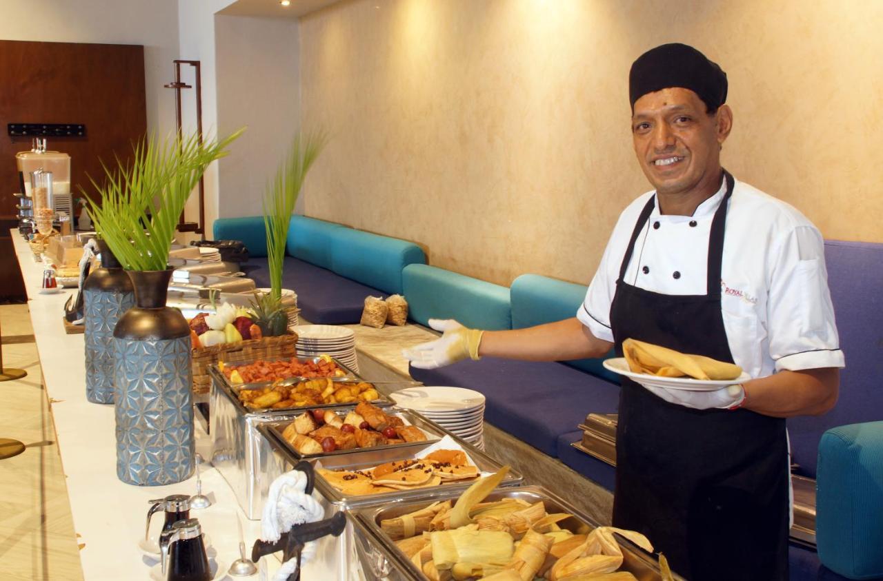 Royal Villas Resort Mazatlán Exterior foto A chef at a buffet