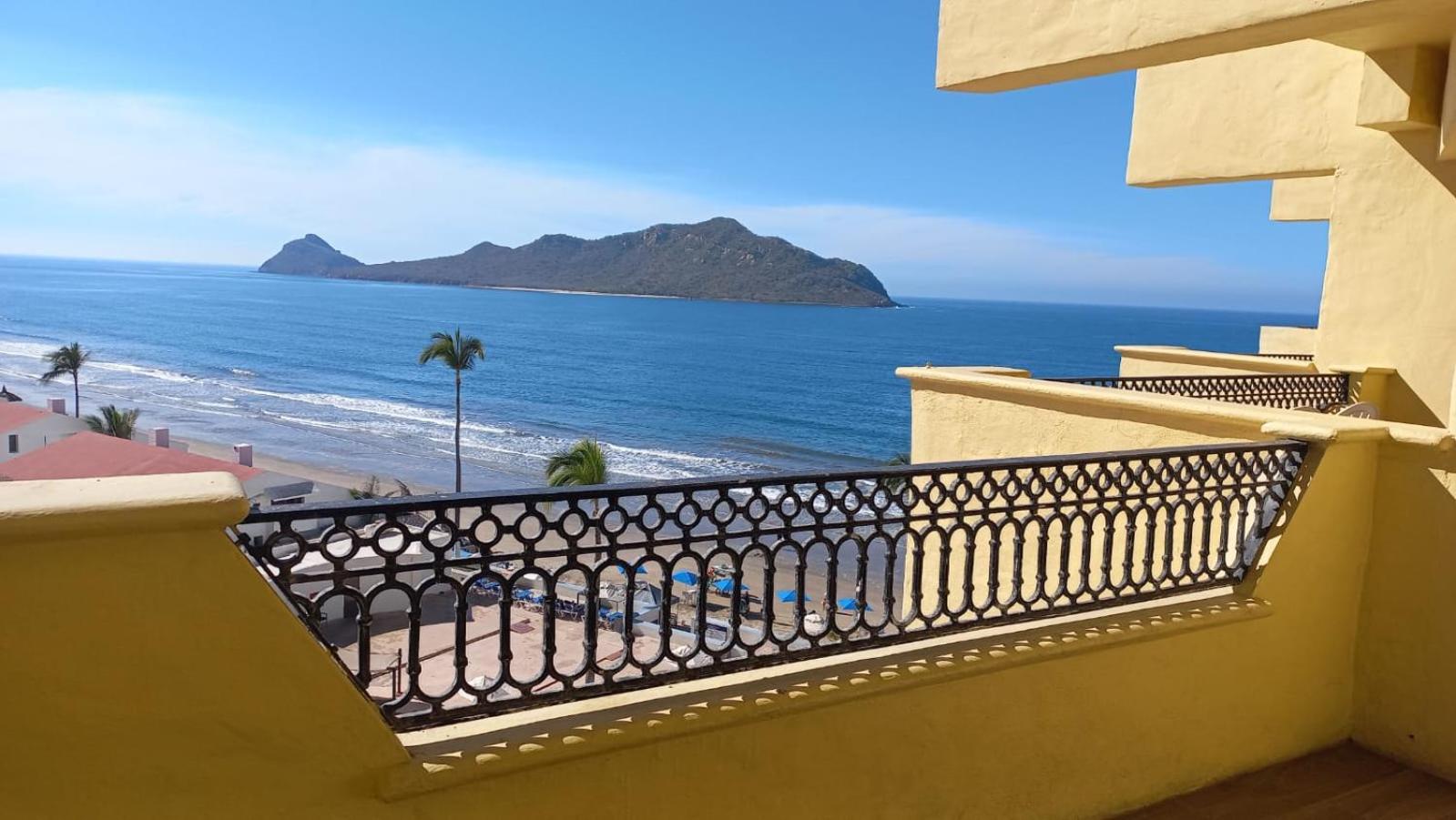 Royal Villas Resort Mazatlán Exterior foto View of the island from the mainland